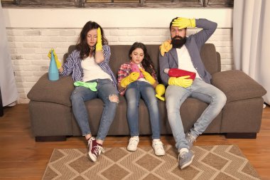 Geçmişte kaldı. Hizmetçi Servisi. En iyi Temizleme Servisi. Aile temiz ev. Mutlu aile temizlik ürünleri tutun. Anne, baba ve kız evi temizliyorum. Servisini arayın. Yaptım. Kadın olmak zor iş