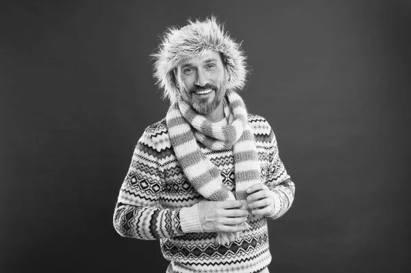 Mantê-lo quente. Um conjunto de inverno protege-o do frio. Homem barbudo accessorizing suéter com chapéu e cachecol. Modelo de moda madura goza de estilo de tempo frio. Roupeiro de inverno para homem na moda — Fotografia de Stock