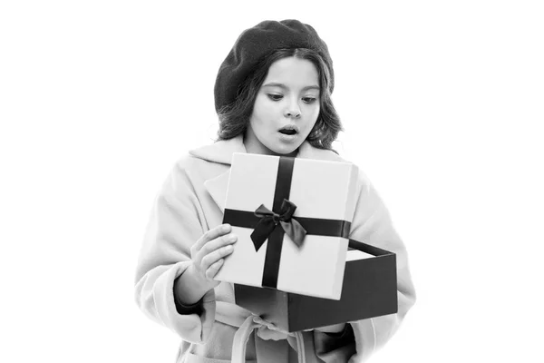 Şaşkın çocuk. Çocuk şık hediye kutusu tutun. Kız sevimli küçük Bayan ceket ve bere hediye taşır. Bahar alışveriş kavramı. Giysi ve bahar mevsimi için şirin küçük hediyeler satın. Tatmin edici alışveriş günü — Stok fotoğraf