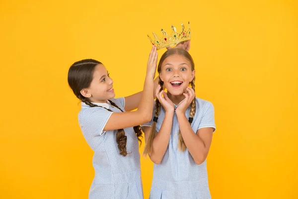 Sie ist die Beste. Glückliche Schulmädchen und goldene Krone als Symbol des Erfolgs. Erfolg und Respekt. Kleine Prinzessin. Motivationspreis für Schulkinder. In der Bildung erfolgreich. Erfolge feiern — Stockfoto