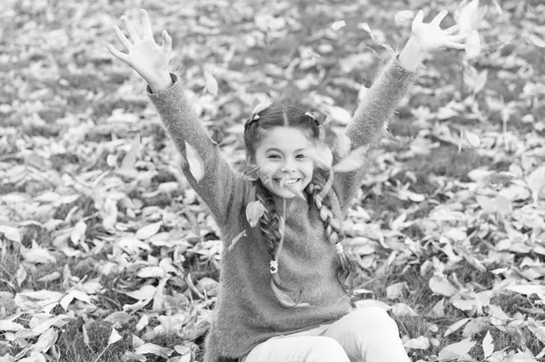 Criança pequena com folhas de outono. Folhas de outono e natureza. Menina feliz na floresta de outono. Feliz infância. Hora da escola. Feliz por estar por perto. Desfrutando do dia de outono. Apaixonado pela natureza — Fotografia de Stock