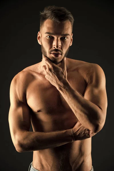 Concepto de aseo. Deportista tocar la barba en la cara sin afeitar, aseo. Peluquería y peluquería. Es hora de prepararse. —  Fotos de Stock