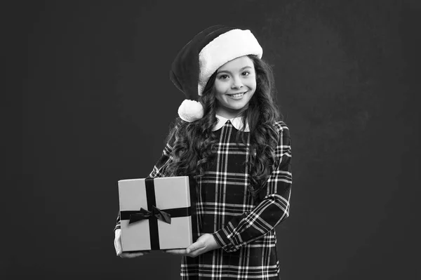 Regalo para Navidad. para mi familia. Infancia. Fiesta de año nuevo. Chico Santa Claus. Compras de Navidad. Felices fiestas de invierno. Niña pequeña. Niña niña en sombrero rojo de santa — Foto de Stock