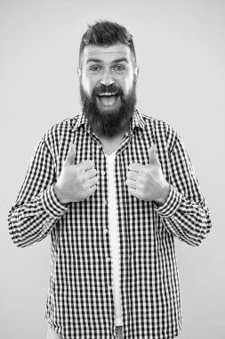 İyi iş çıkardın. Sakal moda ve Kuaför kavramı. Adam hipster şık sakal sarı arka plan sakallı. Kuaför ipuçları sakal korumak. Şık sakal ve bıyık bakım. Hippi görünümü. Duygusal ifade