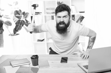 Çekiç tutan sinirli ofis çalışanı parçalamaya hazır. Ofis hayatı onu çıldırtıyor. Sakallı ve bıyıklı işadamı elinde çekiçle çıldırdı. Ofiste Kızgın agresif işadamı