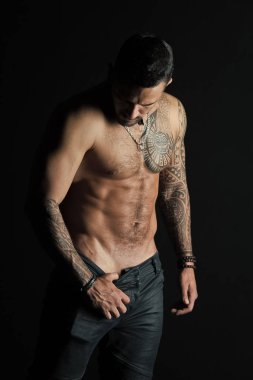 Adam striptiz show seksi gövde. Sporcu altı paketi ve ab sıyırma. Pazı ve triceps kaslı sporcu. Moda adamı dövmesi ile kot. Cinsellik ve cazibe ile arzu