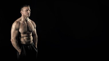 Adam kas gövde vücut güvenle siyah arka plan, kopya alanı poz. Vücut geliştirmeci başarı büyük şekli. Vücut geliştirmeci gergin kasları çekici görünüyor. Büyük beden sonucu normal eğitim spor salonu