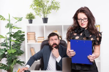 Ofis yönetiminden sorumlu müdür. Arka planda patron ile Şehvetli ofis yöneticisi. Seksi bir görünüme sahip proje yöneticisi. Yönetici ofisinde klasörü tutan sevimli sekreter