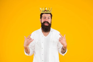 Üstünlük kompleksi. Narsist biri. Kendini sev. Kendini öneme sahip bir his. Sorumluluk kral olmak. Yakışıklı sakallı kral. Kral tacı. Egoist bencil adam. Beyaz elbiseli sakallı adam