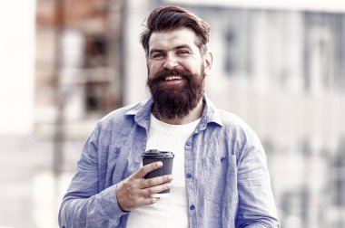 Kendini işe yarar hale getir. Adam içkisi kahveyi alır. Sakallı adam dışarıda rahatlar. Kahve molası konsepti. Kafein bağımlısı. Sabah kahvesi. Olgun hipster sıcak içecek tadını çıkarın. Kahve beni tamamlar