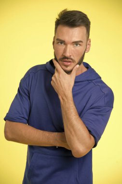 Sakallı adam sakala eliyle dokunur. Sakallı adam. Tıraşsız suratlı sakallı adam. Sakallı ve şık. İyi görünüyorsun.