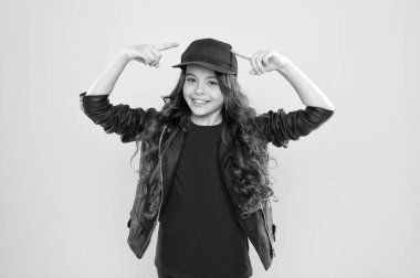 Saçını rüzgâr hasarından koru. Sevimli kız uzun dalgalı sarı saçlı. Rüzgar saçlara da zarar verebilir. Güçlü, inatçı rüzgarlar dalgalı ve kıvırcık saçlar oluşturabilir.