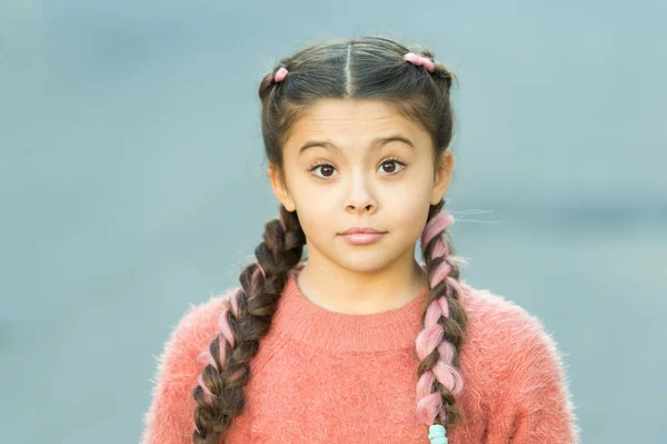 Chica con estilo de pelo trenzado con kanekalon rosa. Peluquería. Una mirada elegante. Lindo trenzado. Niña con lindas trenzas de cerca. Kanekalon la hebra en las trenzas del niño. Concepto de peinado trenzado —  Fotos de Stock