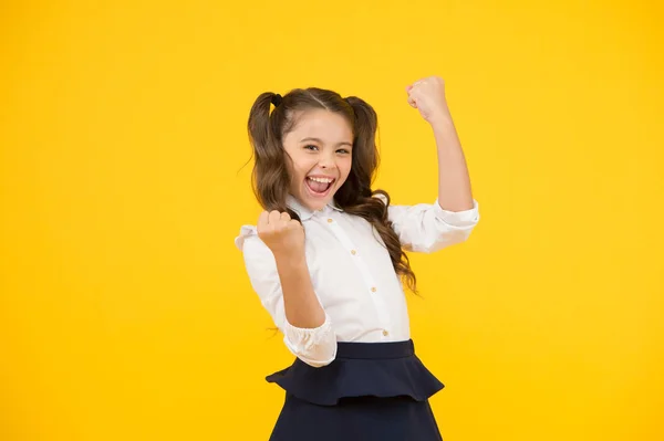 Ich habe es geschafft. glückliches Schulkind feiert bestandene Prüfung. Kleines Kind mit Siegergeste bei der Prüfung ohne Unterricht. Zufrieden mit den Untersuchungsergebnissen. Prüfungszeitraum — Stockfoto