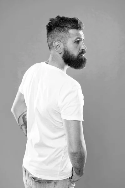 Moda barba e concetto barbiere. Uomo barbuto hipster elegante barba sfondo turchese. Le punte da barbiere mantengono la barba. Elegante barba e baffi cura. Aspetto hipster. Styling forniture barba — Foto Stock