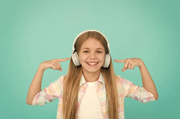 Aprender letras de canciones. Sonido claro. Niña escuchar música con auriculares modernos. Niña, escucha música en los auriculares. Lista de reproducción de cuentas de música. Personaliza tu música. Escuchar pista para bailar — Foto de Stock