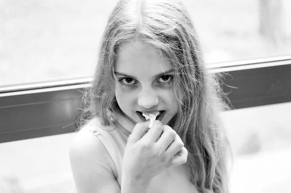 잇몸을 부만기 위해 껌을 부추기세요. 잇몸을 츄잉 귀여운 어린 소녀. 흰색 풍선 껌을 스트레칭 사랑스러운 작은 아이. 껌으로 치아 건강 보호 — 스톡 사진