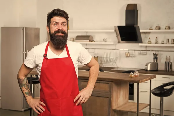 Hombre maduro. Cocinero barbudo. Hombre barbudo con delantal rojo. Restaurante o cafetería cocinero. Cocinero hombre. Hipster en la cocina. chef satisfecho en delantal uniforme. El hogar trae placer. Esta es mi casa. —  Fotos de Stock