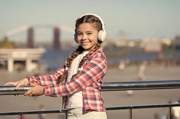 Feliz infância. Humor de outono no fone de ouvido para menina bonita. Menina feliz ouvir música. Criança pequena com sorriso feliz. primavera e outono moda. música favorita em fones de ouvido. vibrações de outono. — Fotografia de Stock