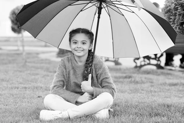 Tout va mieux avec mon parapluie. Accessoire coloré pour une humeur joyeuse. Fille enfant cheveux longs avec parapluie. Accessoire coloré influence positive. Parapluie lumineux. Restez positif et optimiste — Photo