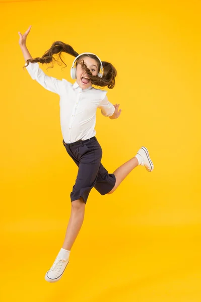 Educación en línea. Clase de baile. A los niños les gusta la música. Escuelas de audio. Enseñanza en casa. Auriculares de alumna pequeña. Niño feliz escuchar música. Canta. Audio libro. Educación y concepto divertido — Foto de Stock