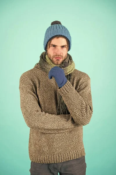 Konuksever kış. Kış giysileri yakışıklı adam. Sakallı adam kış soğuk oldu. Kış tatili. Tatil sevinç getirebilir