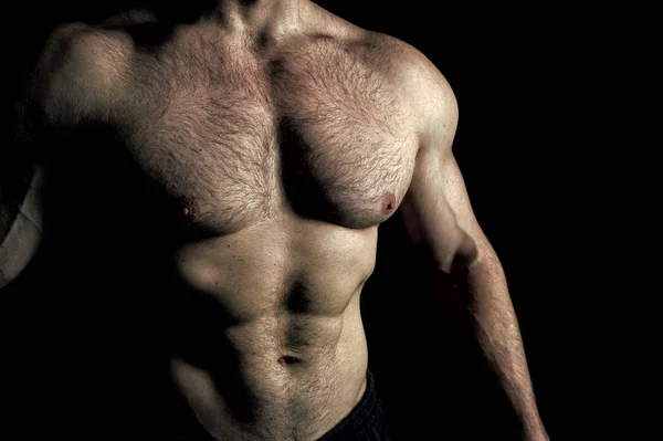 Мускулистое мужское тело. Бодибилдер достигает отличной формы. Сексуально голый торс. Грудь шесть стаи мышц выглядит впечатляюще привлекательным сексуальным. Отличный результат регулярных тренировок в тренажерном зале — стоковое фото