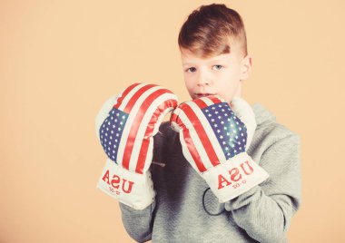 Onun gücüne güveniyorsun. Boks kariyerine başla. Çocuk sporcusu ABD bayrağı ile boks eldiven giymek. Amerikan Boxer konsepti. Boks becerileri pratik çocuk sportif atlet. Boks sporu. Zafere doğru