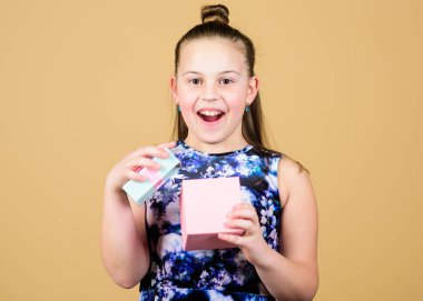 Boks günü. Noel alışverişi. Sürpriz. Çocuk bayramı. Kutlama. Doğum günün kutlu olsun. Tatil kutlaması. Şu anki kutusu olan küçük bir kız. Neşeli çocuk. Yeteneği olan küçük bir kız. Boş zaman.