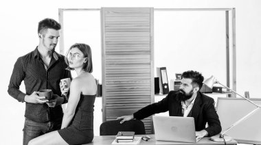 Flört ve baştan çıkarma. İş arkadaşınla kahve molası veriyorsun. Kadın iş arkadaşıyla flört ediyor. Çekici kadın, çalışan erkek iş arkadaşları. Ofis aşkı konsepti. Sıkı patron. İşçilerin dikkatini dağıtıyor.