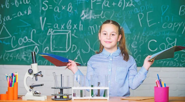 Análisis químico. Artículos de vidrio del laboratorio. Laboratorio escolar. Chica inteligente estudiante llevar a cabo el experimento escolar. Los alumnos estudian líquidos químicos. Lección de química escolar. Tubos de ensayo con sustancias — Foto de Stock