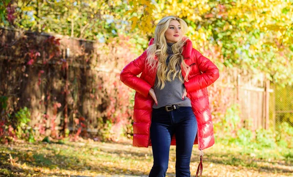 Meisje geniet van de herfstwandeling. Kleding voor de herfstwandeling. Moet vallen garderobe. Wees dit najaar helder. Herfst seizoen mode. Vrouw dragen jas of warme jas terwijl staan in Park geel gebladerte achtergrond — Stockfoto