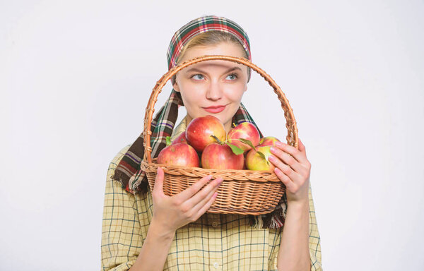 сельскохозяйственная концепция. здоровые зубы. Счастливая женщина ест яблоко. Садовая девушка с яблочной корзиной. весенний сбор. летние фрукты. витамины и диетическая пища. Женщина с корзиной, полной спелых яблок
