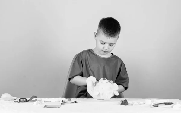 Voorschrift van de behandeling. Ziekenhuis. geneeskunde en gezondheid. kinderarts intern. kleine jongen in medische uniform. Kid arts met stethoscoop. verpleegkundige laboratorium assistent. huisarts. het geven van recept — Stockfoto