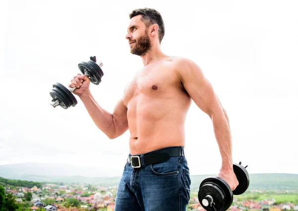 強い腹部胴体を持つ男のスポーツマン。ステロイド。スポーツ用品。パーフェクト6パック。フィットネス健康ダイエット。運動体。ダンベルジムバーベルで運動する筋肉の男。彼の仕事に満足している — ストック写真