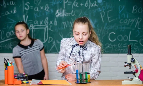 Clases escolares. Lecciones de biología y química. Observar reacciones químicas. La reacción química es mucho más emocionante que la teoría. Chicas trabajando en experimentos químicos. Experimento educativo. Ciencias naturales —  Fotos de Stock