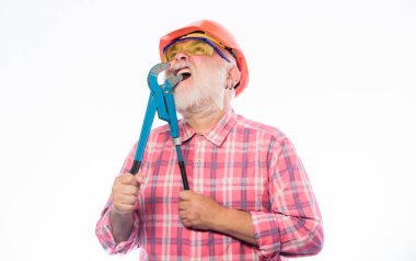 sert diş. ayarlanabilir boru anahtarı ile adam oluşturucu. hardhat olgun sakallı adam. inşa ve inşaat. gaz anahtarı ile kask profesyonel tamirci. mimar onarım ve düzeltme. mühendis işçi