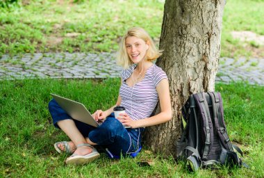 Iş yemeğinde kahve molası. modern iş kadını açık havada çalışır. çevik iş. Güzel bir kadın. mutlu kadın dizüstü bilgisayarda çalışır. iş iletişimi. İşe odaklanma