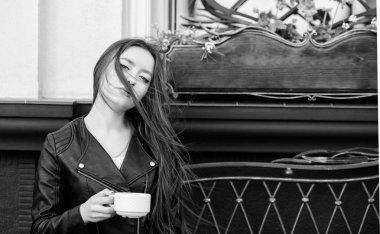 Kadın dışarıda kahve içer. Huzurlu ilham verici bir an. Kız kafe kapuçino fincan dinlenmek. Kafein dozu. Enerjik başarılı bir gün için kahve. Kafede kahvaltı zamanı. Kız sabah kahvesi keyfini çıkarın