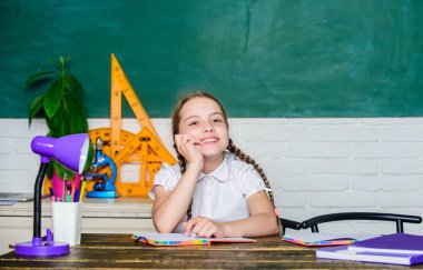 gün hayalperest. Okula geri dön. modern teknoloji ile dijital çağ. okulda küçük kız çalışma. Örgün ve gayri resmi eğitim. gelecekteki başarı eğitim. sınıfta küçük çocuk