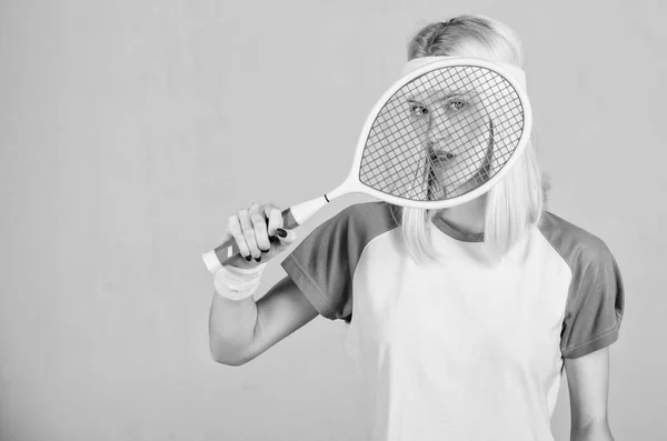 Sport for at opretholde sundhed. Atleten holder tennisketsjer i hånden. Tennisklubkoncept. Tennis sport og underholdning. Aktiv fritid og hobby. Pige yndig blondine spille tennis. Start afspilningsspil - Stock-foto