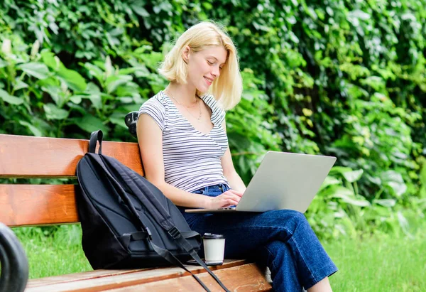 Modern diákélet. Rendszeres tanuló. Szörfözés Internet. Lány imádnivaló hallgató-val laptop kávé csésze és hátitáska ül pad Park. Nő hallgató dolgozik-val Jegyzetfüzet. Tanulj tanulmányutat. Tanulmányutak a szabadban — Stock Fotó