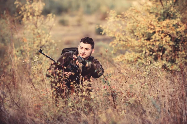 El hombre usa ropa de camuflaje fondo de la naturaleza. Permiso de caza. Cazar es un pasatiempo masculino brutal. Temporadas de caza y captura. Barbudo cazador serio pasar tiempo libre de caza. Carabina Hunter —  Fotos de Stock