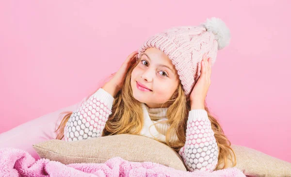 겨울 휴식 하 고 이완. 겨울 시즌 개념입니다. 겨울 패션 액세서리입니다. 아이 여자 니트 모자와 스카프 겨울 액세서리 개념입니다. 여자 긴 머리 꿈 핑크 배경입니다. 아이가 꿈꾸는 착용 니트 모자 — 스톡 사진
