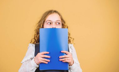Kağıt klasörlü küçük bir kız. Günlük notları için not defteri. Ders çalışmak. Bilgi ve eğitim. Okula dönelim. Ev ödevi. Gerçekten küçük bir kız öğretmen olmak istiyor. Araştırma yapıyordum. Boşluğu kopyala