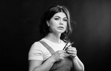 Kozmetik cızırtı. Uzantıları günlük göz makyajı gereksiz hale. Kız makyaj yüz kirpik uzatma için cızırtı tutun. Güzellik dükkanı konsepti. Profesyonel kirpik uzatma cılız. Makyaj sanatçısı