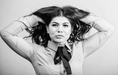 Kadın güzel esmer kız makyaj yüz. Kıvırcık saç modeli. Kuaför ipuçları. Profesyonel bakım boyalı saç. Esmer saç bakımı. Parlaklık ve yönetilebilirliği teşvik etmek. Güzel saçlar için maksimum parlaklık