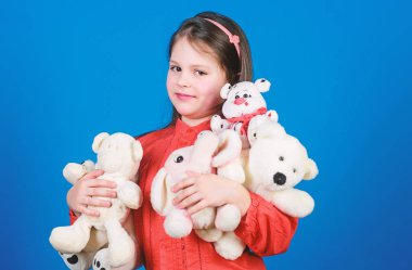 Sadece rahatlıyor. mutlu çocukluk. Doğum günü. evde çocuk. Oyuncak ayıya sarılmak. oyuncakçı dükkanı. çocuk günü. En iyi dost. çocuk için oyuncaklar. yumuşak ayı oyuncak ile küçük kız. küçük kız oyun odasında oyun oynuyor