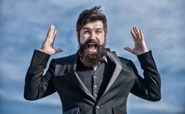 Adam iyimser işadamı giyim resmi takım gökyüzü arka plan sakallı. Başarı ve şans. İyimser ruh hali. İyimser gibi düşünüyorum. İyimser olmayı. Umutlu ve kendine güvenen geleceği ile ilgili. Beklenmeyen şans