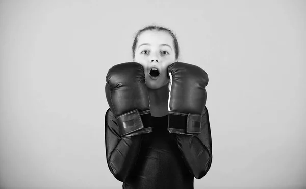 Contrariamente al estereotipo. Con gran poder viene una gran responsabilidad. Niño boxeador con guantes de boxeo. Las boxeadoras cambian las actitudes dentro del deporte. Aumento de las mujeres boxeadoras. Chica linda boxeador sobre fondo azul — Foto de Stock